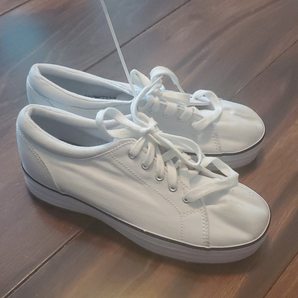 kids white canvas shoes